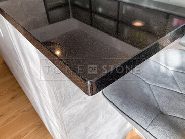 Žulová kuchyňská pracovní deska, černá žula PREMIUM BLACK, detail hrany