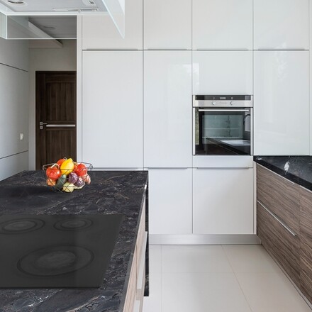 Kamenná kuchyňská deska z černého přírodního kamene Infinity