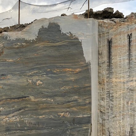 Těžba kvarcitu Santorini s modro zlat&yacute;m žilkov&aacute;n&iacute;m 