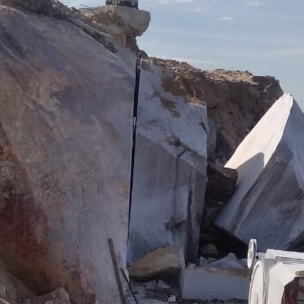 Těžba přírodního kamene Sky Gold