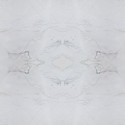 Detail velkoformátové desky - přírodní kámen WHITE QUARTZITE. Tento kvarcit má luxusní vzhled, kterému dominuje bílá barva. Je velmi oblíben i díky svému univerzálnímu použití. Zakázkové kamenictví TONE OF STONE Detail velkoformátové desky - přírodní kámen WHITE QUARTZITE. Tento kvarcit má luxusní vzhled, kterému dominuje bílá barva. Je velmi oblíben i díky svému univerzálnímu použití. Zakázkové kamenictví TONE OF STONE