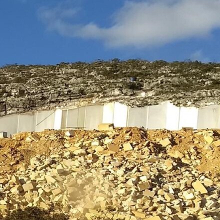 Těžba př&iacute;rodn&iacute;ho kamene WHITE QUARTZITE v Braz&iacute;lii