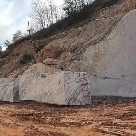 Těžiště přírodního kamene Magma Gold. Zakázkové kamenictví TONE OF STONE.