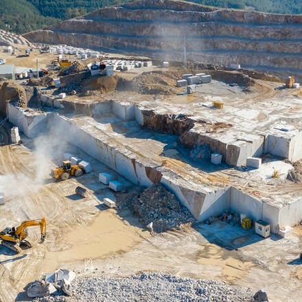 Těžba přírodního kamene Earth Blue