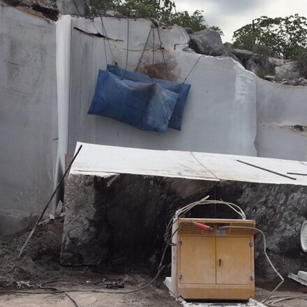 Těžba př&iacute;rodn&iacute;ho kamene - kvarcit MERIDIAN BLUE z Braz&iacute;lie