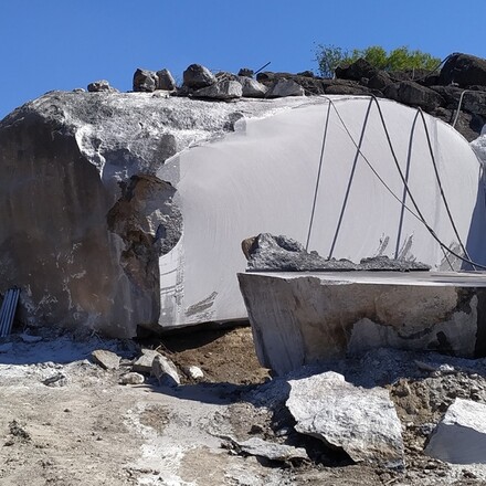 Žula BROWN ANTIQUE, země původu Angola, univerzální přírodní kámen se zajímavou kresbou a černým zbarvením. Kamenictví TONE OF STONE