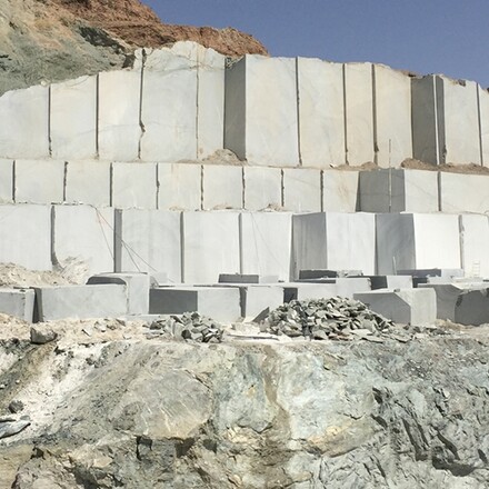 Těžba přírodního kamene, zelená žula COSTA SMERALDA, země původu Írán, zakázkové kamenictví TONE OF STONE