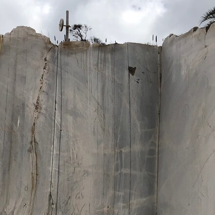 Těžba přírodního kamene - kvarcit JADORE, země původu Brazílie. Velkoformátové desky, kamenictví TONE OF STONE   