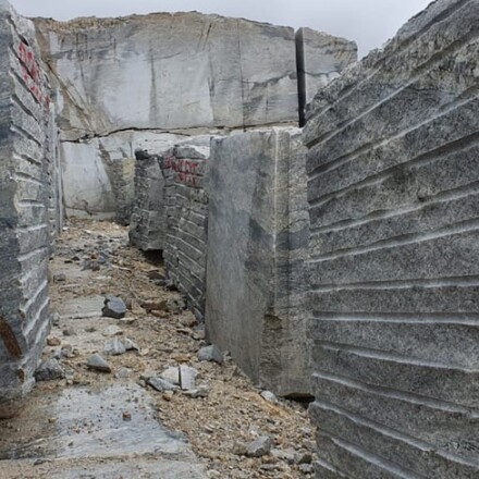 Těžba přírodního kamene Kinawa Bianco Těžba přírodního kamene Kinawa Bianco