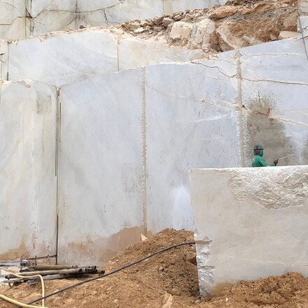 Těžba přírodního kamene, kvarcit ARTICO, země původu Brazílie, zakázkové kamenictví TONE OF STONE