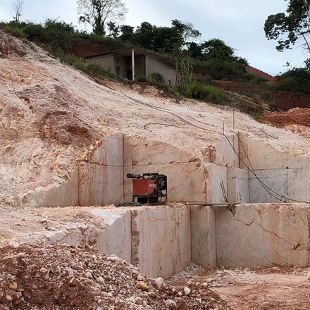 Těžba kamene Diamond White. Zakázkové kamenictví TONE OF STONE