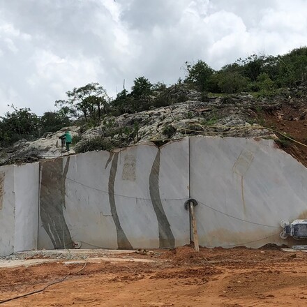 Těžba přírodního kamene - kvarcit MADREPEROLA, původ Brazílie, zakázkové kamenictví TONE OF STONE
