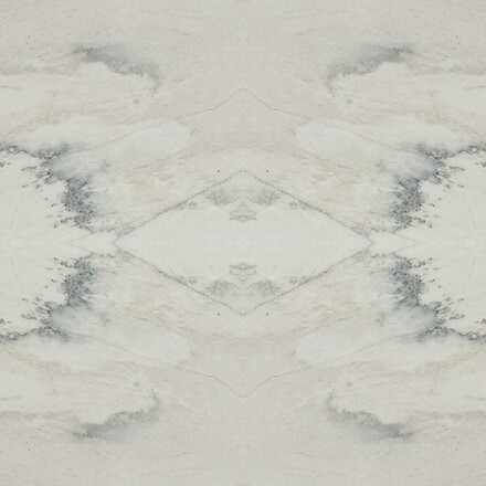 Skladba kamenných desek kvarcitu White Macaubas technikou bookmatch vytváří originální vzory