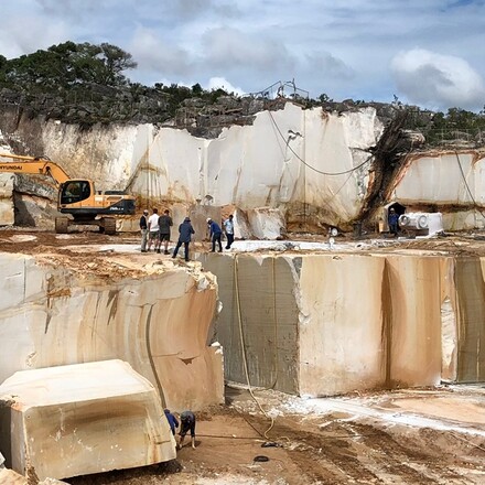 Těžba kvarcitu White Macaubas