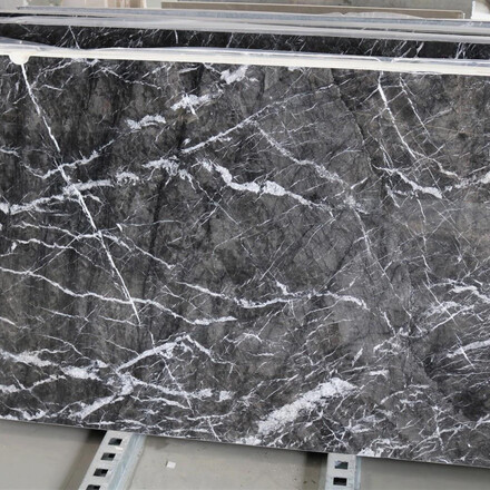 Přírodní kámen Grigio Carnico Dark. Zakázkové kamenictví TONE OF STONE.