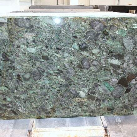 Kamenná deska přírodního kamene Emerald Marinace v zeleném odstínu