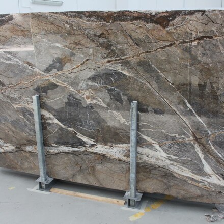 Mramorová deska přírodního kamene Earth Blue v zemitých tónech hnědé, modré a šedé s kontrastním žilkováním Mramorová deska přírodního kamene Earth Blue v zemitých tónech hnědé, modré a šedé s kontrastním žilkováním