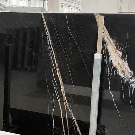 Mramorová deska přírodního kamene Sahara Noir - černý mramor s drobným světlým žilkováním. Zakázkové kamenictví TONE OF STONE. Mramorová deska přírodního kamene Sahara Noir - černý mramor s drobným světlým žilkováním. Zakázkové kamenictví TONE OF STONE.