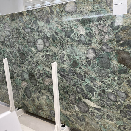 Kamenná deska kvarcitu Emerald Marinace v zelené barvě se zrnitou kresbou v odstínu šedé, zelené a hnědé Kamenná deska kvarcitu Emerald Marinace v zelené barvě se zrnitou kresbou v odstínu šedé, zelené a hnědé