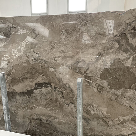 Mramorová deska přírodního kamene Terre di Bolgheri v hnědé barvě s jemnou texturou Mramorová deska přírodního kamene Terre di Bolgheri v hnědé barvě s jemnou texturou