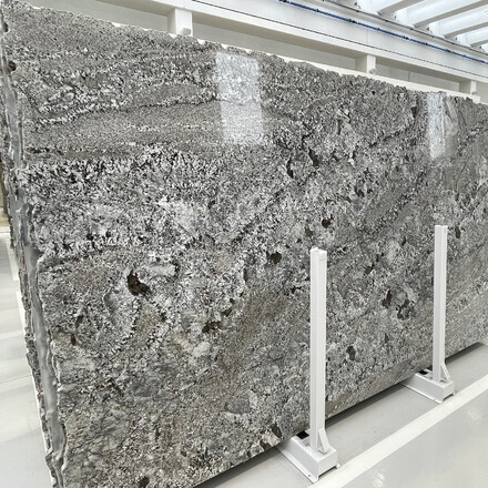 Velkoformátový přírodní kámen - žula BLUE ARARAS. Kamenictví TONE OF STONE