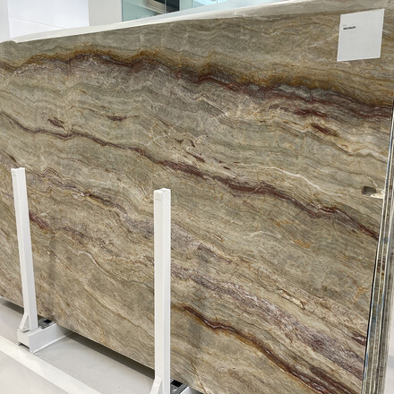 Přírodní kvarcit Nacarado je díky své zemité kresbě a odolnosti vhodný pro kuchyňské desky 