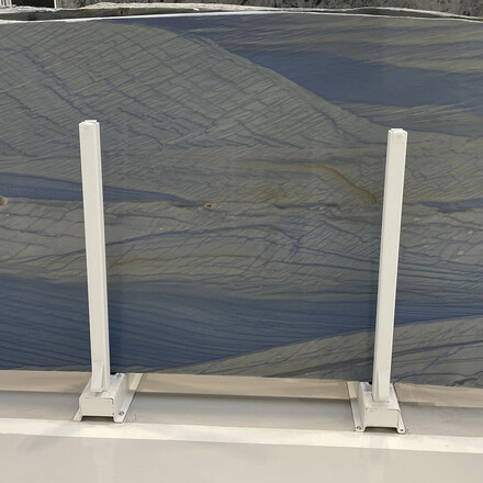 Přírodní kámen - kvarcit AZUL MACAUBAS s nádhernou kresbou a modrým zbarvením. Zakázkové kamenictví TONE OF STONE