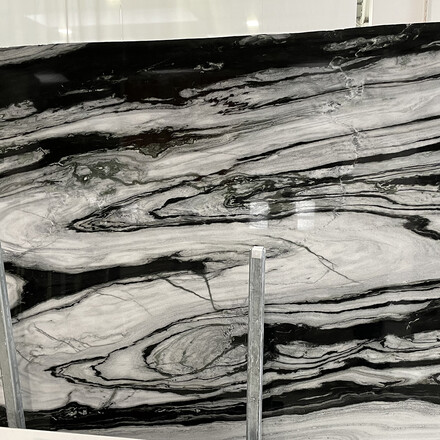 Mramorová deska přírodního kamene Maze White v černé barvě s výraznou bílou kresbou Mramorová deska přírodního kamene Maze White v černé barvě s výraznou bílou kresbou