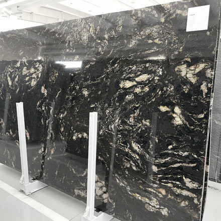 Žulová deska přírodního kamene Titanium v černé barvě s kontrastní kresbou Žulová deska přírodního kamene Titanium v černé barvě s kontrastní kresbou