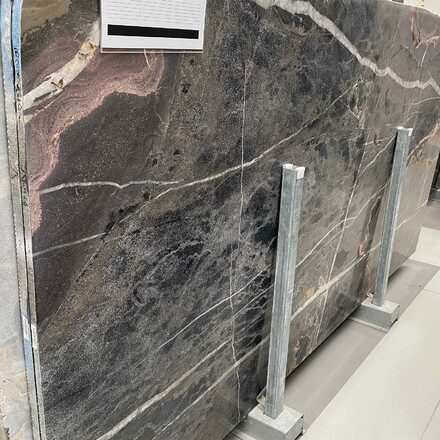 Mramorová deska hnědého mramoru Enigma s výraznou texturou Mramorová deska hnědého mramoru Enigma s výraznou texturou