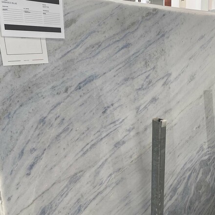 Kamenná deska mramoru Damasco Blue v bílé barvě s modrým žilkováním Kamenná deska mramoru Damasco Blue v bílé barvě s modrým žilkováním