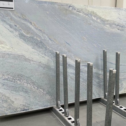 Mramorová deska přírodního kamene Iceberg Lagoon v bílé a světle modré barvě Mramorová deska přírodního kamene Iceberg Lagoon v bílé a světle modré barvě