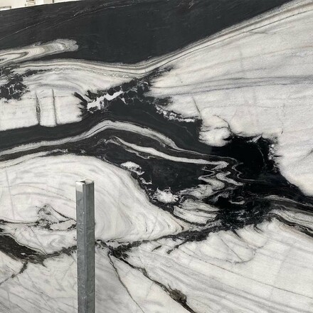 Kamenná deska černého mramoru Maze White s kontrastní bílou texturou