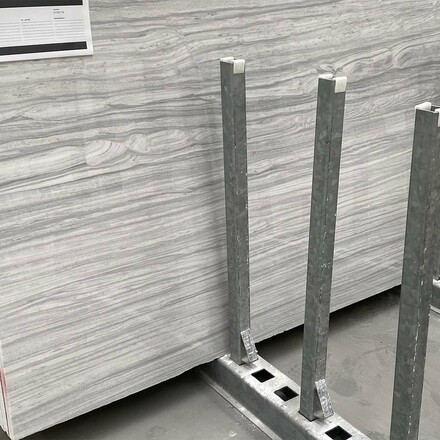 Mramorová deska přírodního kamene Nestos v šedé barvě s lineární kresbou