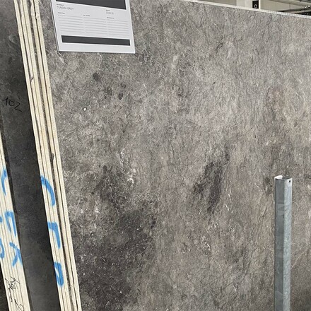 Mramorová deska přírodního kamene Tundra Grey v šedo-hnědé barvě s jemnou texturou Mramorová deska přírodního kamene Tundra Grey v šedo-hnědé barvě s jemnou texturou