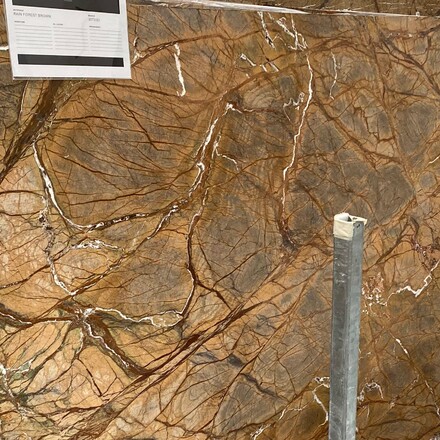 Mramorová deska přírodního kamene Rain Forest Brown (Gold) v hnědé barvě se zlatavým žilkováním