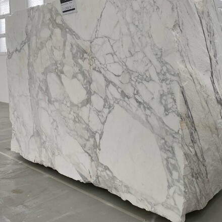 Elegantní bílý mramor CALACATTA EXTRA, velkoformátový přírodní kámen. Zakázkové kamenictví TONE OF STONE