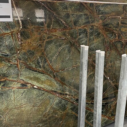 Zelen&aacute; Deska z př&iacute;rodn&iacute;ho kamene Rain Forest Green s leskl&yacute;m povrchem. Zak&aacute;zkov&aacute; v&yacute;roba TONE OF STONE