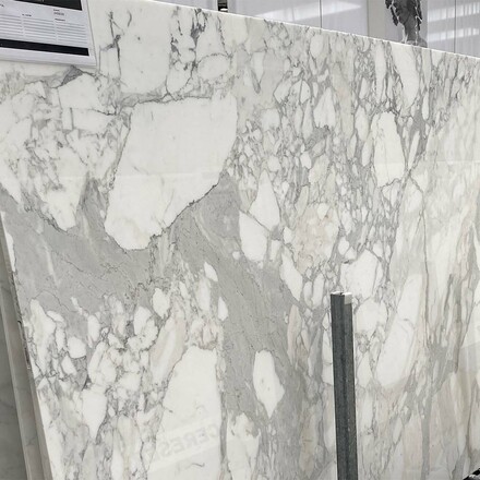 Exkluzivní bílý mramor CALACATTA, přírodní kámen původem z Itálie. Zakázkové kamenictví TONE OF STONE 