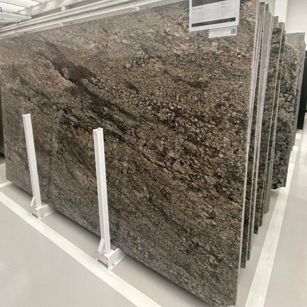 Kamenná deska žuly Indian Juparanà v odstínech šedé a hnědé