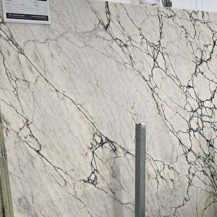 Mramorová deska bílého přírodního kamene Paonazzo s výrazným žilkováním