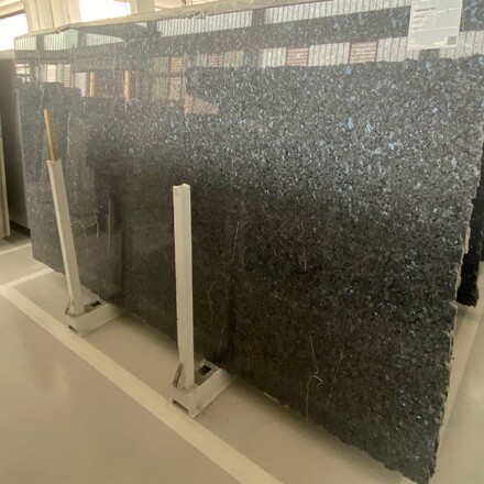 Kamenná deska žuly Labrador Blue Pearl v modré barvě s lesklým povrchem