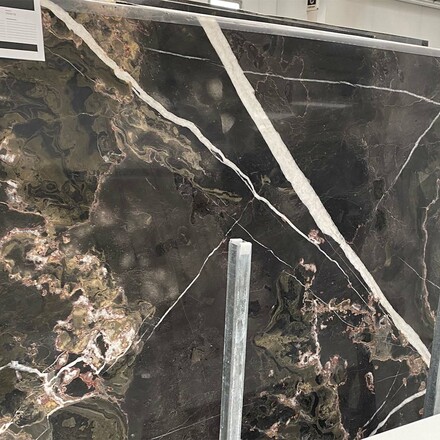 Kamenná deska mramoru Enigma v hnědé barvě s kontrastním žilkováním Kamenná deska mramoru Enigma v hnědé barvě s kontrastním žilkováním