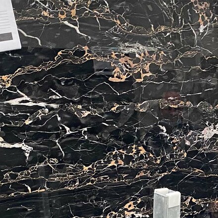 Mramorová deska přírodního kamene Portoro v černé barvě s kontrastním žilkováním