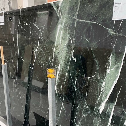 Mramorová deska v zelené barvě Verias Green je přírodní kámen s tmavě zelenou barvou a kontrastní kresbou