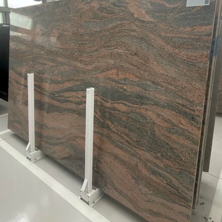 Žulová deska přírodního kamene Indian Juparanà v zemitých tónech