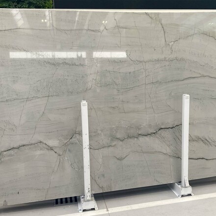 Velkoformátová deska, přírodní kámen WHITE QUARTZITE. Tento kvarcit má luxusní vzhled, kterému dominuje bílá barva. Je velmi oblíben i díky svému univerzálnímu použití. Zakázkové kamenictví TONE OF STONE Velkoformátová deska, přírodní kámen WHITE QUARTZITE. Tento kvarcit má luxusní vzhled, kterému dominuje bílá barva. Je velmi oblíben i díky svému univerzálnímu použití. Zakázkové kamenictví TONE OF STONE