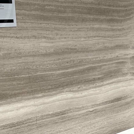 Mramorov&aacute; deska z &scaron;ed&eacute;ho př&iacute;rodn&iacute;ho kamene Silk Georgette s line&aacute;rn&iacute; kresbou