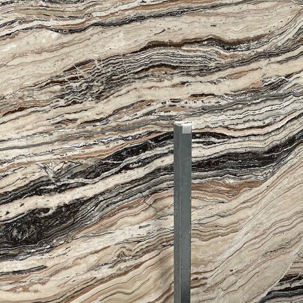 Zemité tóny travertinu Travertino Jurassico dodají každému interiéru eleganci a nepřehlédnutelnost