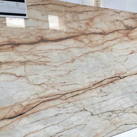 Mramorová deska přírodního kamene Paonazzo Retro v bílé barvě s výraznou zlatou kresbou